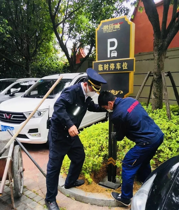 五一假期金輝工作人員園區(qū)維護