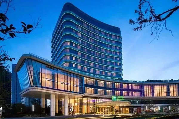 1589981151994695.jpg 濱河假日酒店實(shí)景圖.jpg