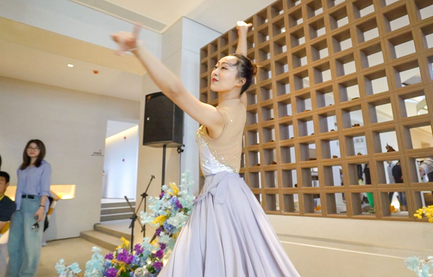 金輝觀(guān)瀾云著營(yíng)銷(xiāo)中心現(xiàn)代舞開(kāi)場(chǎng)秀